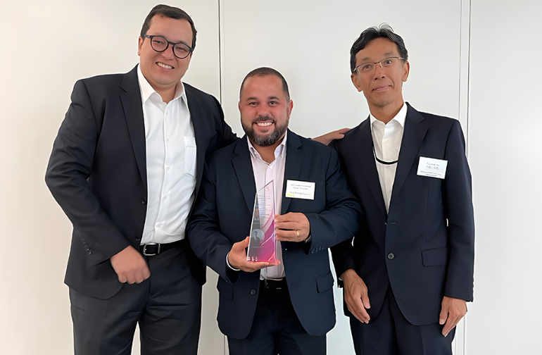 Foto do Ítalo Ferreira (LATAM Stewardship Coordinator) e Rafael Pereira (RTV), recebendo o prêmio Award One, no Japão. 