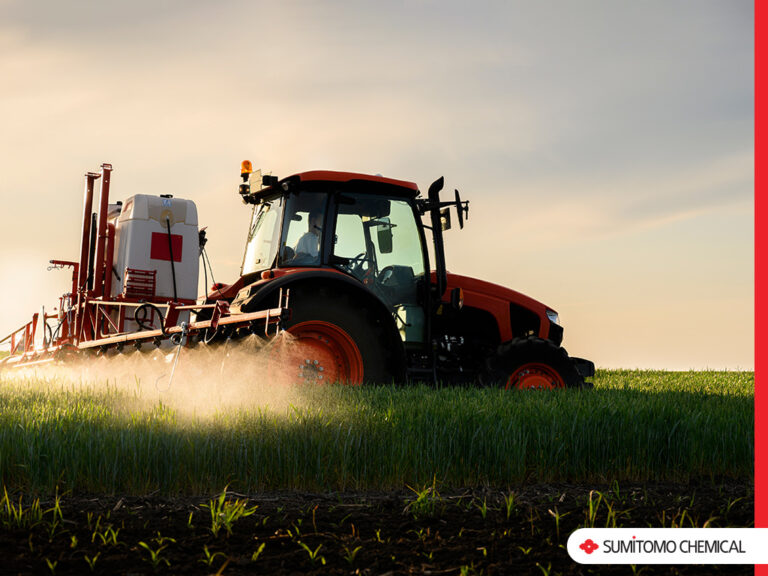 Máquina agrícola realizando a pulverização. 