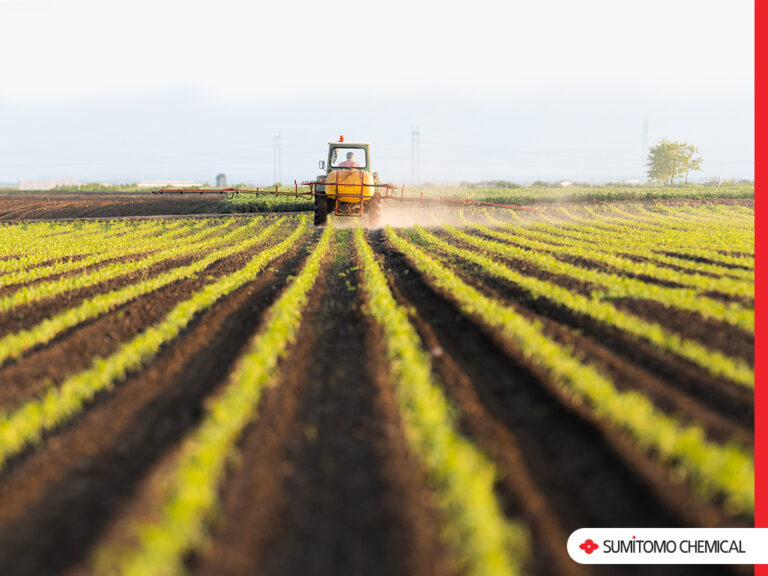 Máquina agrícola realizando aplicação de produtos.