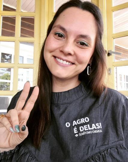 Maíra Gregório vestindo camiseta "agro é delas"