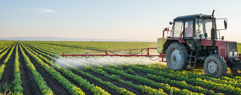 Maquina agrícola pulverizando uma plantação de soja. Eficiência de pulverização